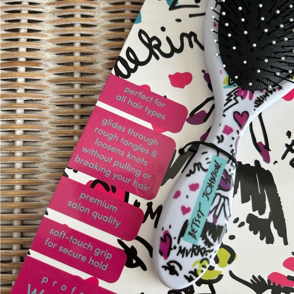 Betsy Johnson wet dry brush with - Picture 2 of 3